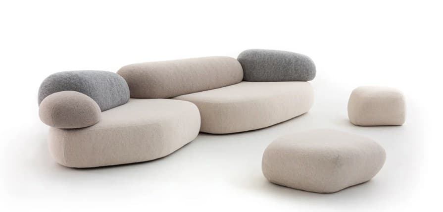 Sofá Moroso de formas orgánicas con puffs