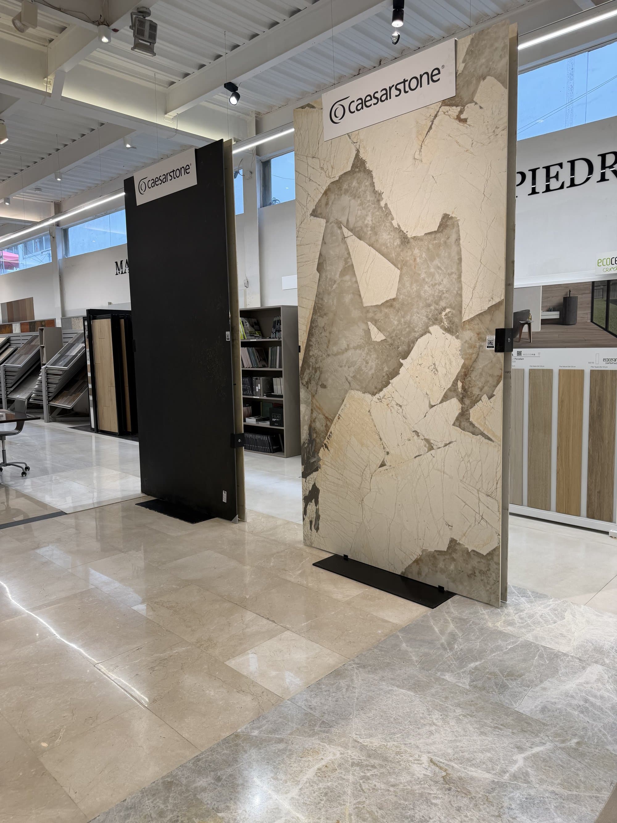 Pasillo de Caesarstone en el showroom