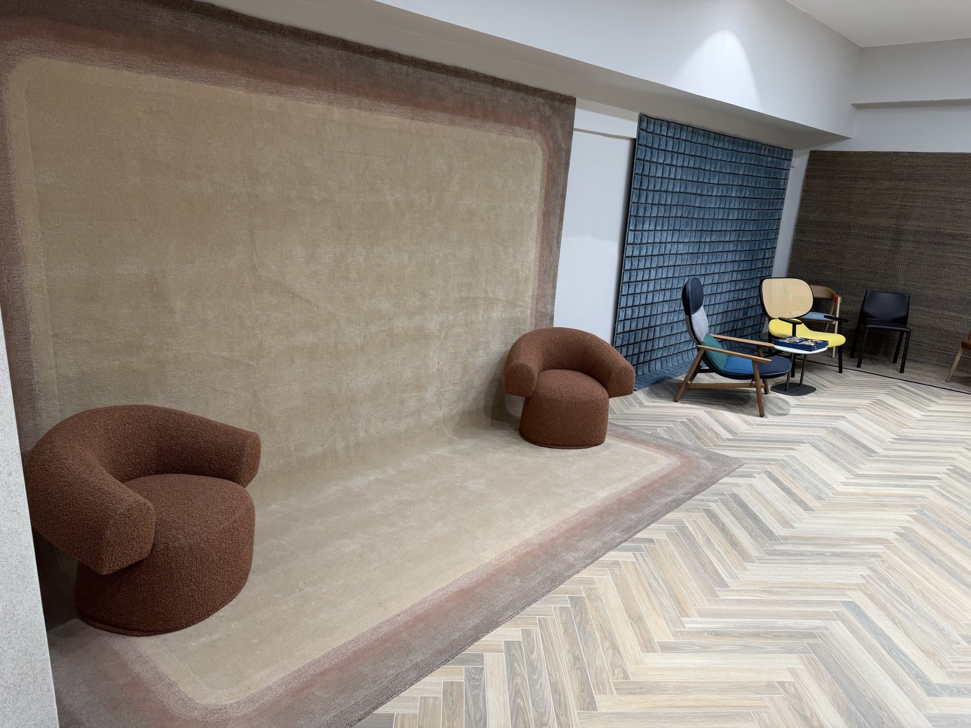 Sala con alfombras y sillones en el showroom